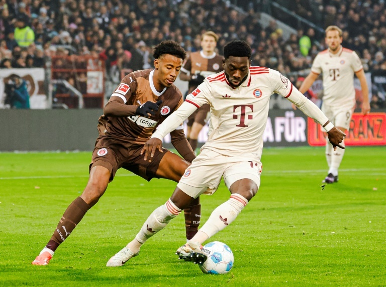 Alphonso Davies prolonge au Bayern Munich jusqu'en 2030 : Un avenir radieux pour le football canadien